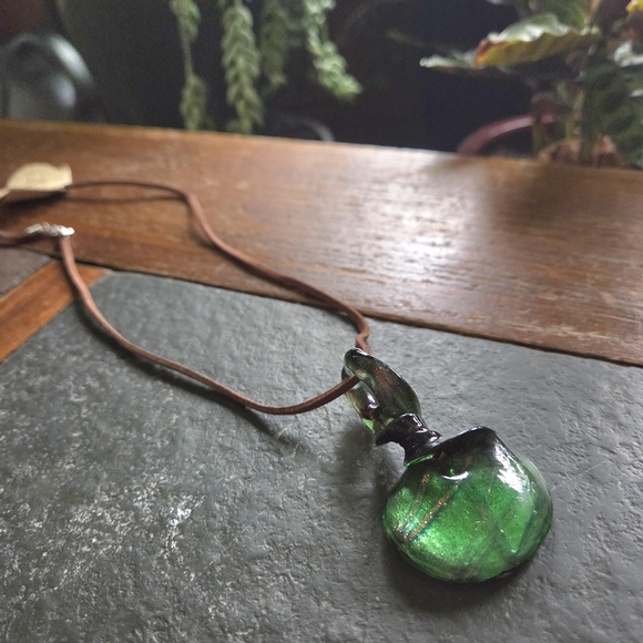 Unique Vintage Jewelry - Unique Vintage Green Glass Pendant Necklace